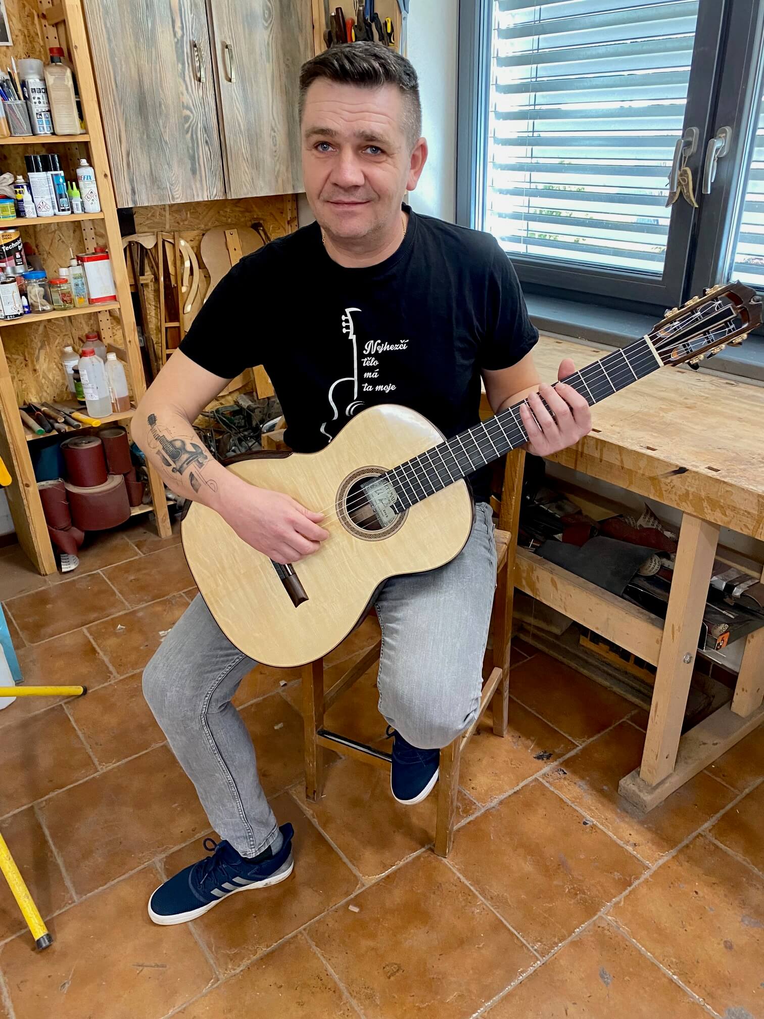 Petr Matoušek s koncertní kytarou ve svém ateliéru